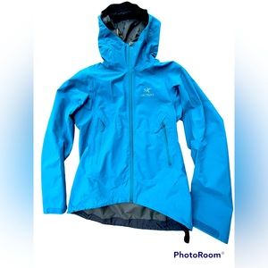 Arcteryx. Women’s beta jacket